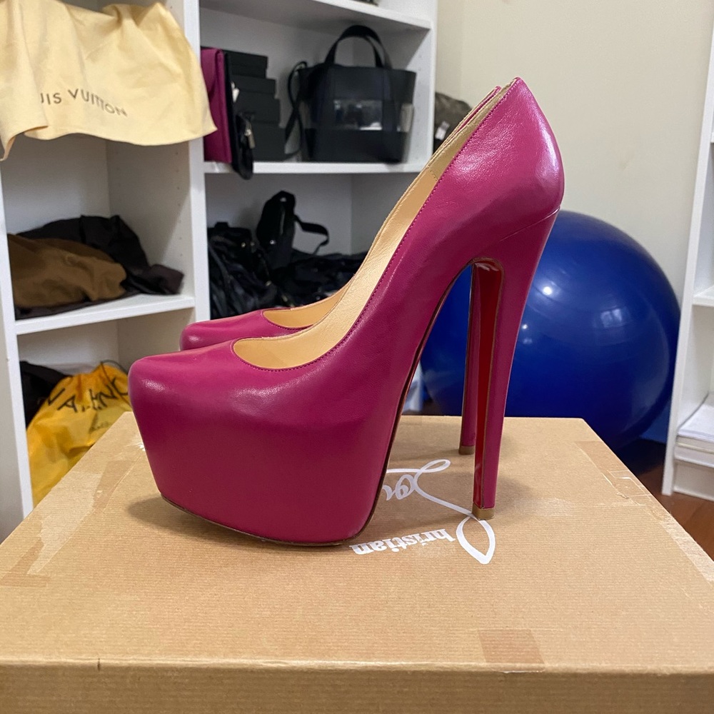 Authentic Christian Louboutin Daffodile size 35.5